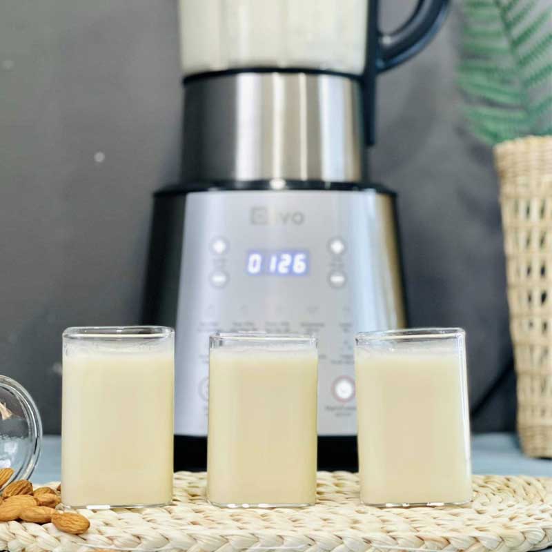 Bước 2.4: Đổ sữa vào bình chứa