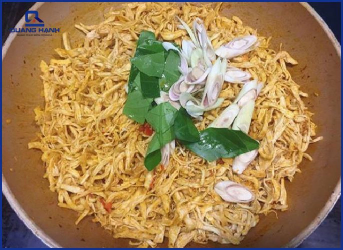 Pha sốt và trộn thịt gà