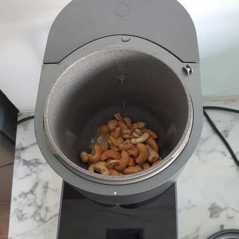Cho nguyên liệu vào máy