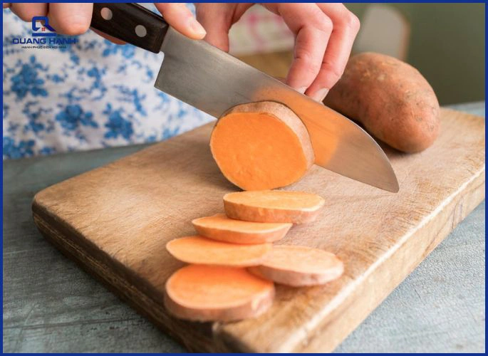 Làm sạch và cắt khoai