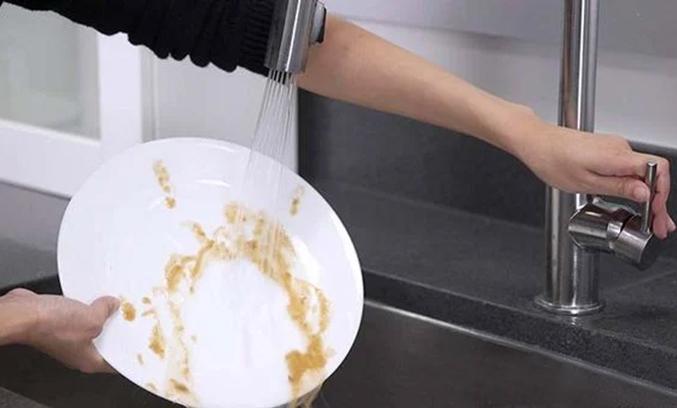 Bước 1: Gạt bỏ thức ăn thừa khỏi chén đĩa