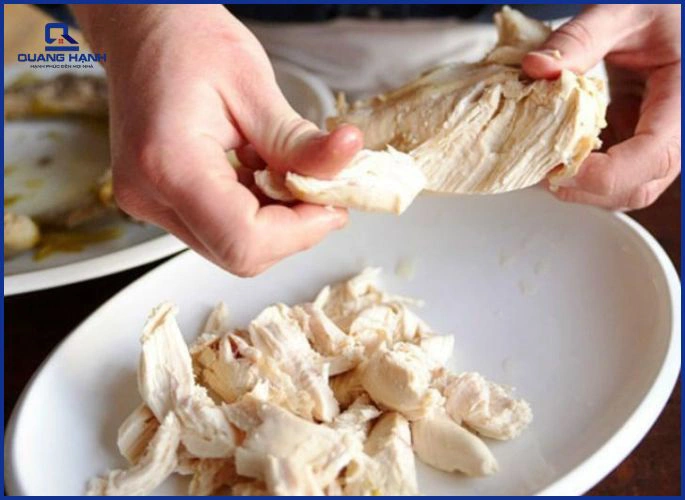 Xé gà thành sợi vừa phải