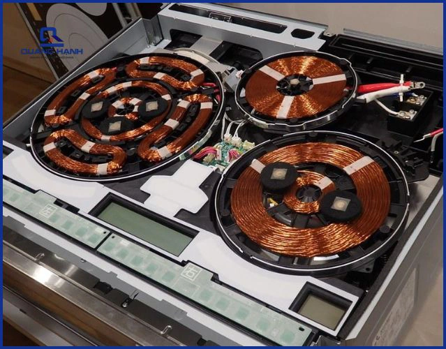 Cuộn dây từ bên dưới mặt kính bếp từ