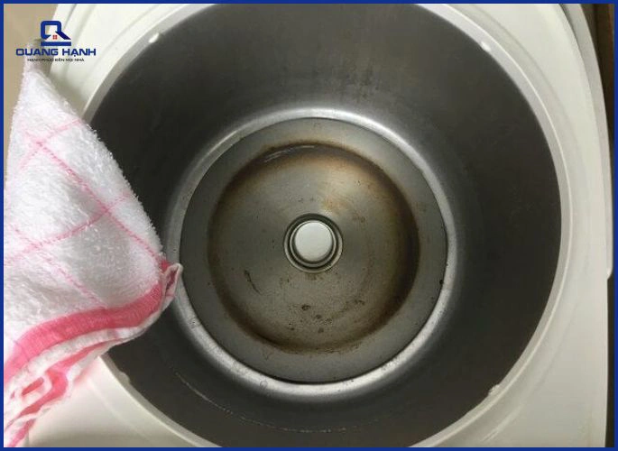 Đáy lòng nồi hoặc khu vực gia nhiệt bị bẩn