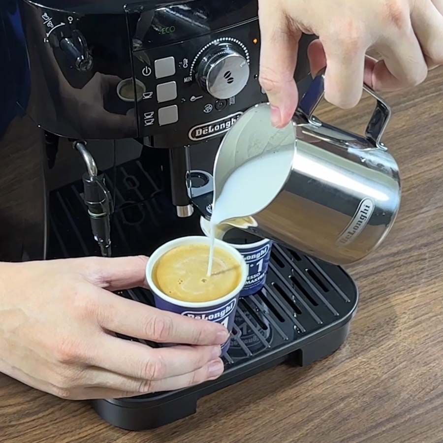Ảnh thực tế Máy pha cà phê Delonghi ECAM12.122.B