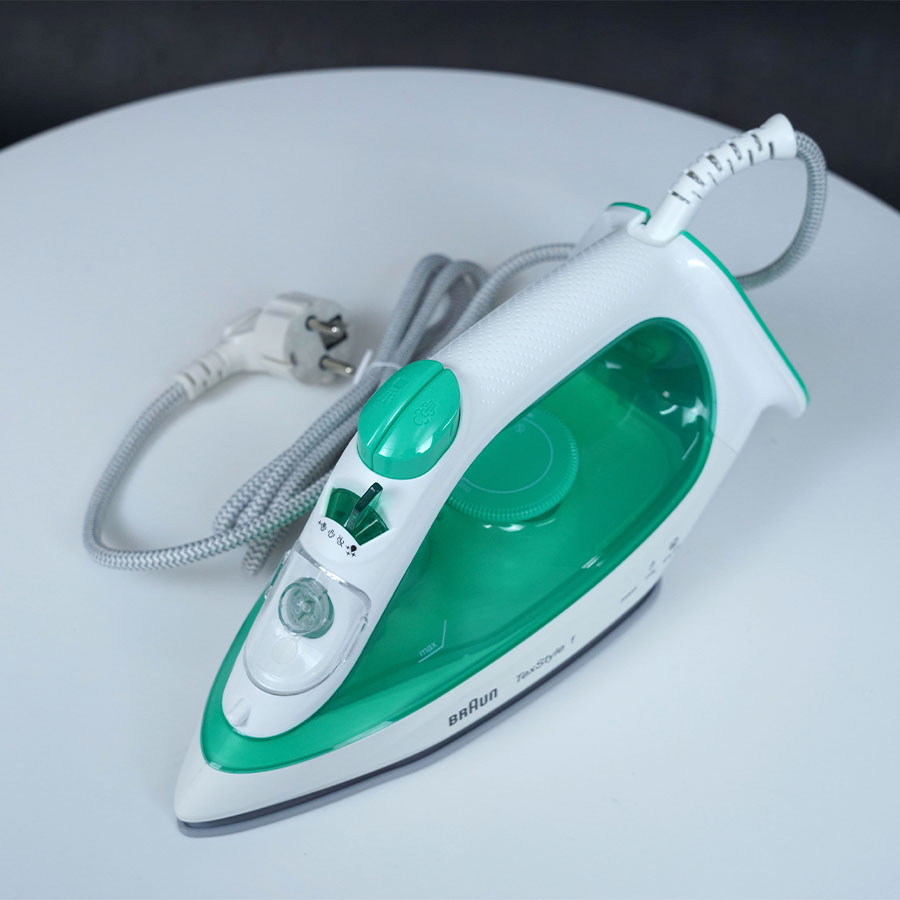 Ảnh thực tế Bàn ủi hơi nước Braun SI1040 GR màu xanh lá