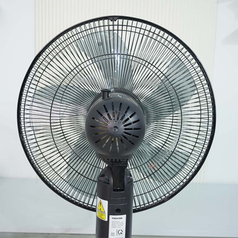 Ảnh thực tế Quạt Đứng Toshiba F-LSA10(K)VN