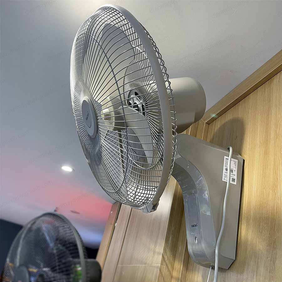 Ảnh thực tế Quạt treo tường Thái Lan Hatari IW18M1