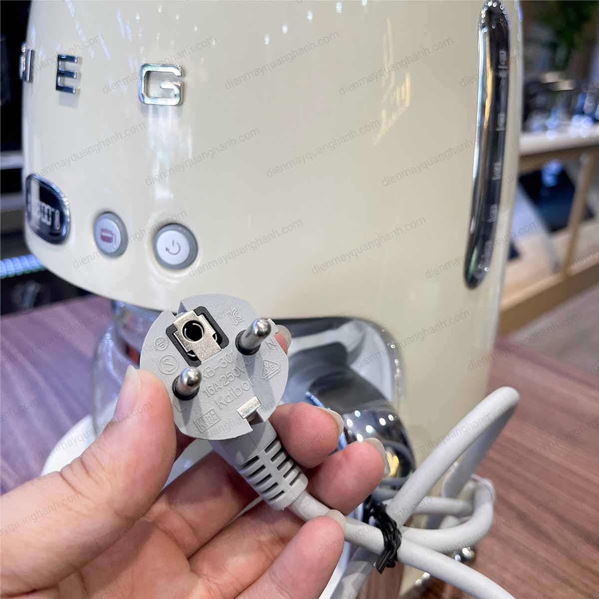 Ảnh thực tế Máy pha cà phê kem SMEG DCF02CREU